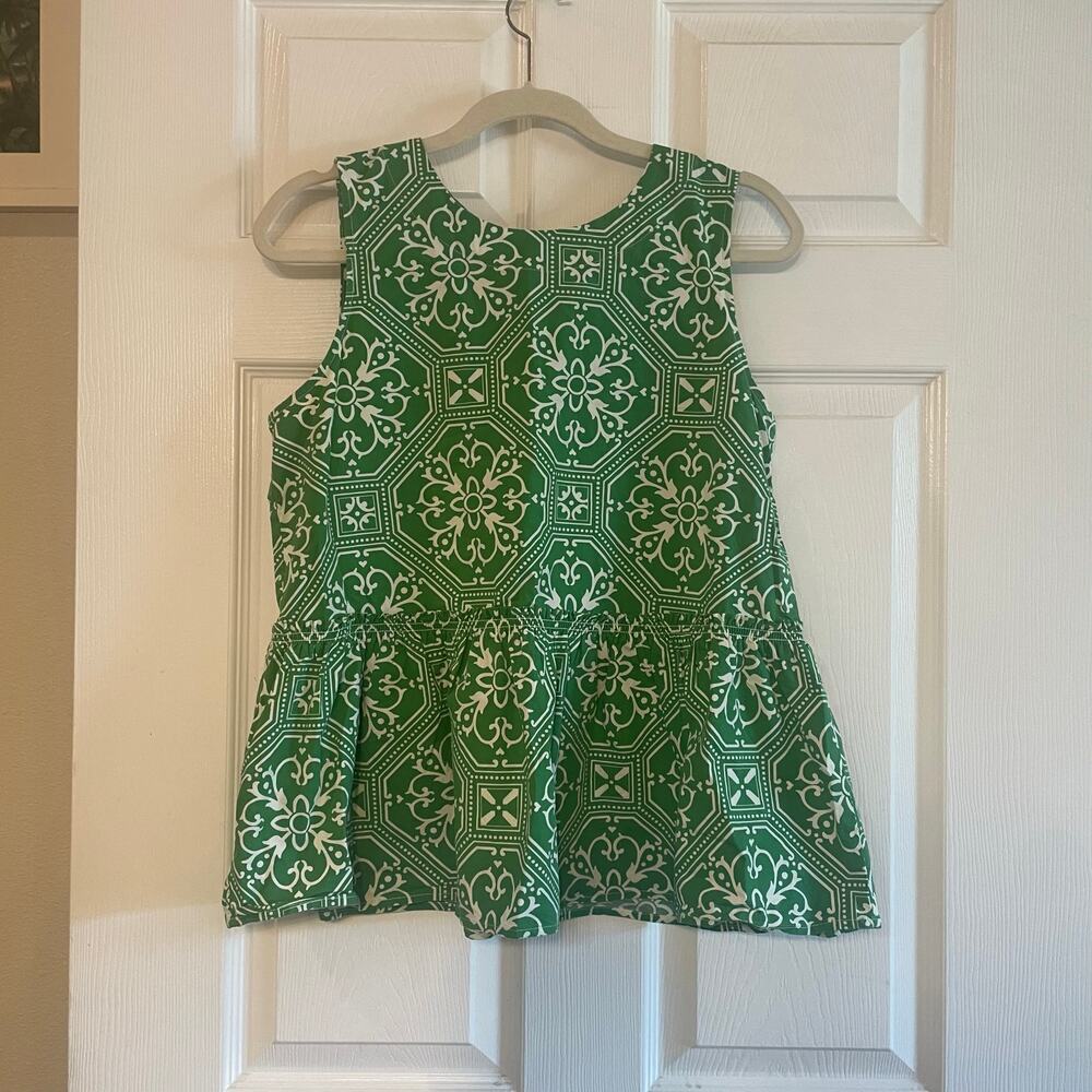 Ann Taylor sleeveless top featuring a green and white geometric print size med
